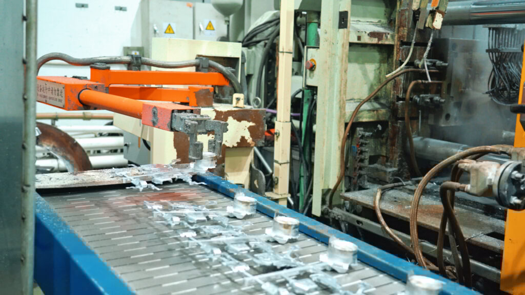 The Honjenny aluminum die-casting manipulator places the product.