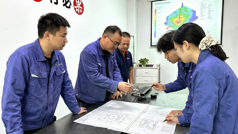 Honjenny's engineers are discussing the plan.